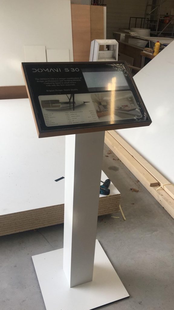 domani infobord boot staander