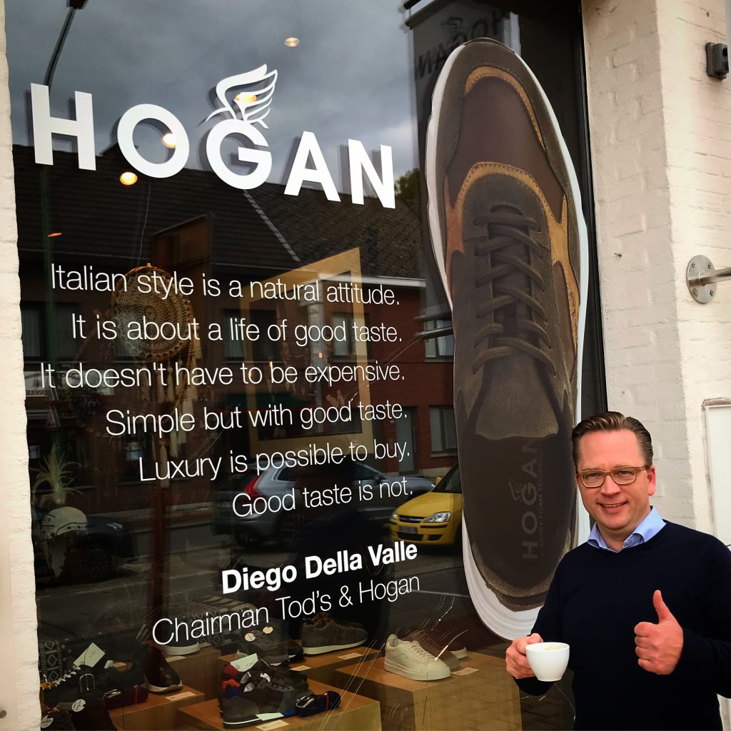 huis de winter sigfried belettering raam