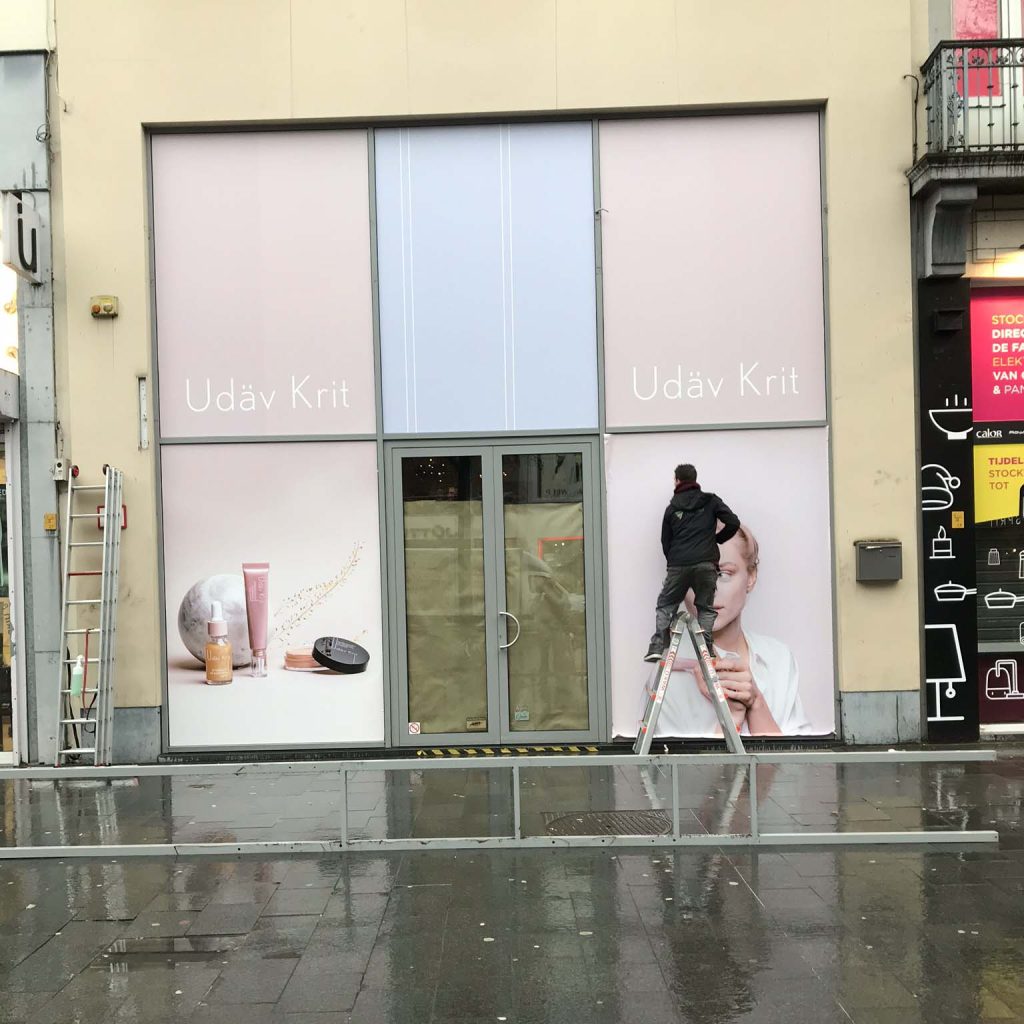 udäv kritiek belettering ramen sticker